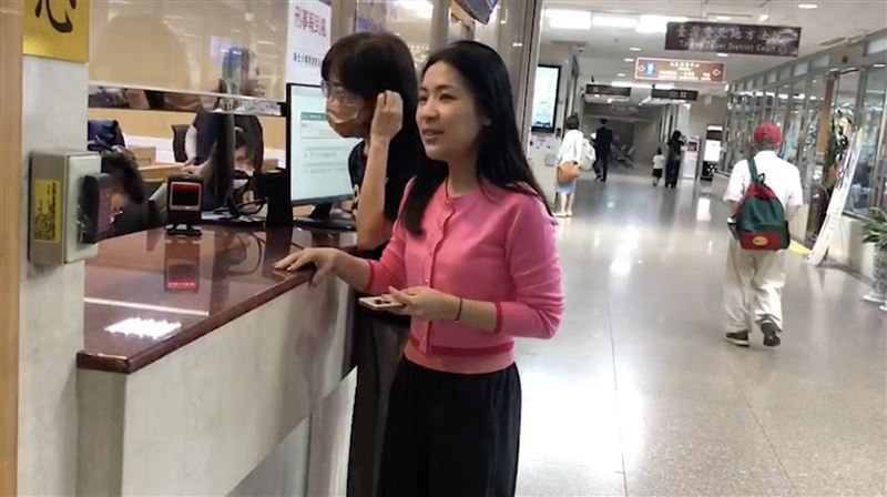 北檢傳喚徐巧芯！為「拐杖」出庭不和解