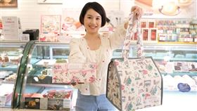 亞尼克聯名Cath Kidston英倫風限量保冷袋，5月1日起不限消費金額199元心動價開搶。（圖／品牌業者提供）