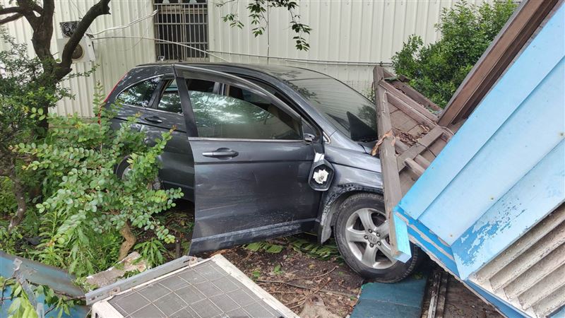 轎車逆向高速撞擊對向的摩托車,造成1人命危2輕傷。(圖/翻攝畫面)