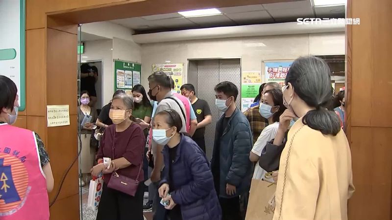 國稅局大排長龍　逾3千人搶首批退稅