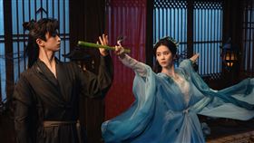 張雲龍為促進感情，主動提出聚餐破冰，左起劉詩詩、張雲龍。（圖／愛奇藝提供）