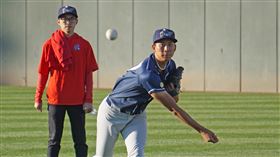 沙子宸旅美征戰  翻譯協助訓練美國職棒運動家小聯盟1A台灣投手沙子宸（前）賽前練投，翻譯翁卓群（後）協助訓練。中央社記者林宏翰洛杉磯攝  114年5月1日