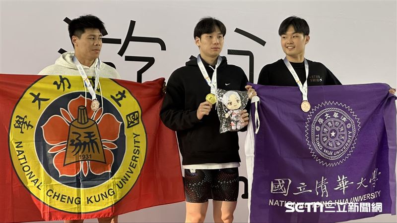 台灣師大王冠閎(中)50公尺蝶式摘下金牌還破全國。(圖/記者蔡厚瑄攝影)