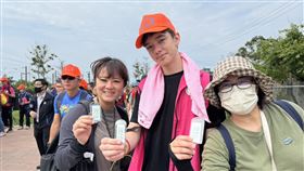 外籍生體驗白沙屯媽祖進香  開心領紀念車票白沙屯媽祖進香活動1日深夜將啟程，交通部與台鐵特別製作限量版「永保安康車票」疏運平安守。來台學語文並首次體驗進香活動的法國交換生（右2）也與友人一起排隊領取。中央社記者管瑞平攝  114年5月1日