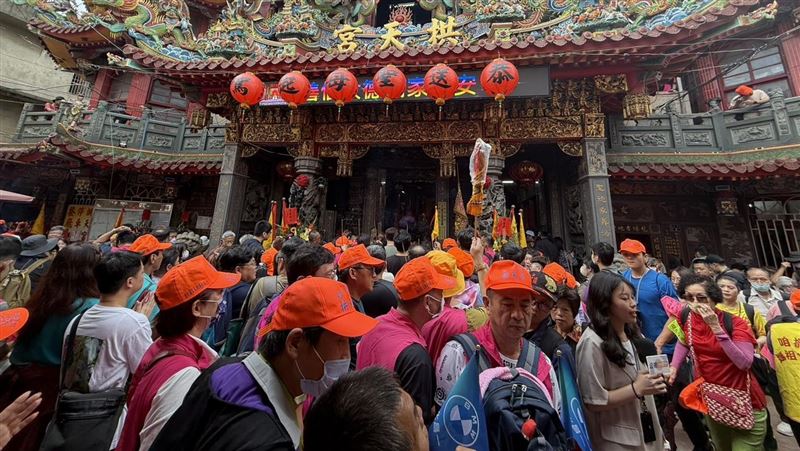 王彩樺分享日前去迎駕白沙屯媽祖感動萬分,覺得媽祖很慈悲。圖為今年5月1日媽祖起駕當天湧入眾多信眾。(圖/中央社)