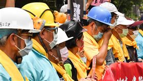 老礦工加入五一勞工遊行（2）一年一度五一勞工大遊行1日登場，超過百名老礦工今年破天荒加入遊行、走上街頭。他們在遊行前戴起頭燈，先在立法院群賢樓前集結，高喊「能源危機日夜拚，阮ㄟ故事誰人聽」口號，要求政府聆聽他們的訴求。中央社記者鄭清元攝  110年5月1日