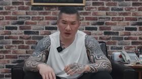 館長拍影片透露，自己的員工遭到「政治狂熱分子」攻擊。（圖／翻攝自YouTube-館長惡名昭彰頻道）