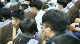 除了學業、同儕關係、家庭衝突，這一代的青少年還須面對網路霸凌等新興挑戰。（圖／CTWANT）