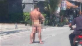 中國一對男女近日在泰國街頭上演活春宮還自拍不雅影像。（擷取自芭達雅警方臉書）