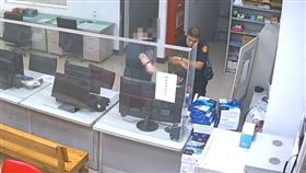 中壢警分局指出，案發後警方有協助遭毆員工調閱監視器，不過對方表示疲累而先行離開。（圖／翻攝畫面）