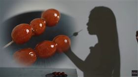 家寧上傳一段「煮糖葫蘆」教學影片。（圖／翻攝自YouTube-秘月期POPOO頻道）