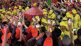 白沙屯媽祖進香啟程 33萬香燈腳簇擁追粉紅超跑（2）苗栗縣通霄鎮白沙屯拱天宮媽祖徒步往雲林朝天宮進香之旅，2日凌晨起駕出發，今年報名人數高達近33萬人，數十萬香燈腳擠爆白沙屯，緊跟「粉紅超跑」乘著夜色出發。中央社記者管瑞平攝114年5月2日