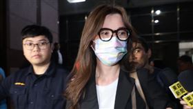 貴婦奈奈今（1）日晚間交保離開。（圖／記者鄭孟晃攝影）