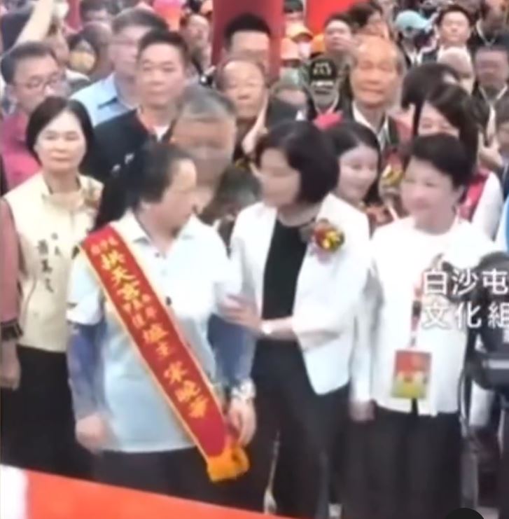 白沙屯媽進香前方一排政治人物參與,爐主站在最前方疑似被張麗善推開。(圖/翻攝拱天宮直播畫面)