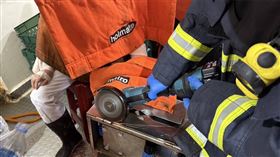 女子手臂慘遭絞肉機捲入，場面十分混亂。（圖／翻攝畫面）