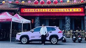 黃少谷日前曝光「粉紅車超跑」在松山慈祐宮前的照片。（圖／翻攝自黃少谷臉書）
