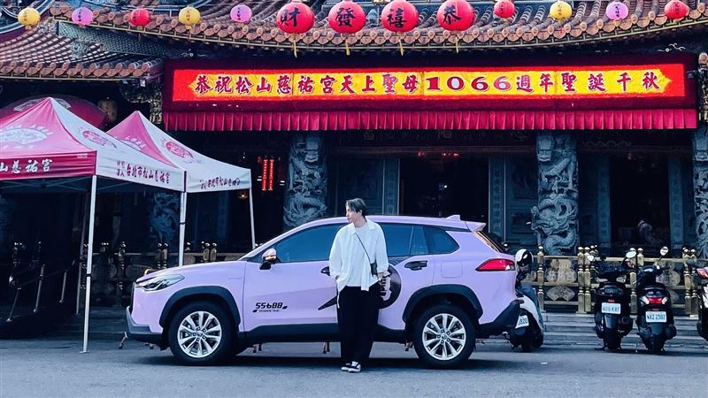 33萬人擠爆白沙屯！男星秀粉紅超跑致敬