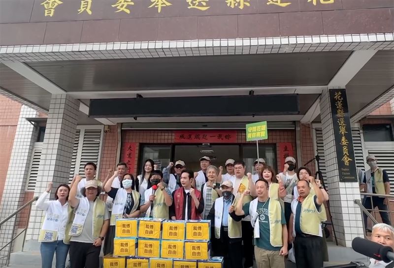 罷免傅崐萁第2階段連署書昨送件,花蓮縣選舉委員會近14小時初步清點格式後剔除11張,有效連署書3萬2766份。(圖/翻攝自微光花蓮Threads)