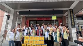 排「人鏈」送罷免傅崐萁連署書！花蓮人感動　他：活人連署才能看到▲（圖／翻攝自微光花蓮Threads）

