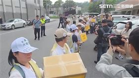  排「人鏈」送罷免傅崐萁連署書！花蓮人感動　他：活人連署才能看到