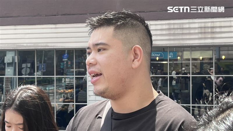 楊先生表示店家高層們訊息不讀不回，已委任律師提告。（圖／記者 賴俊佑 攝影）