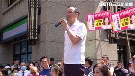 ▲徐巧芯2日在台北永春市場進行「反惡罷 戰獨裁」街講，朱立倫站台助講。（圖／翻攝畫面）