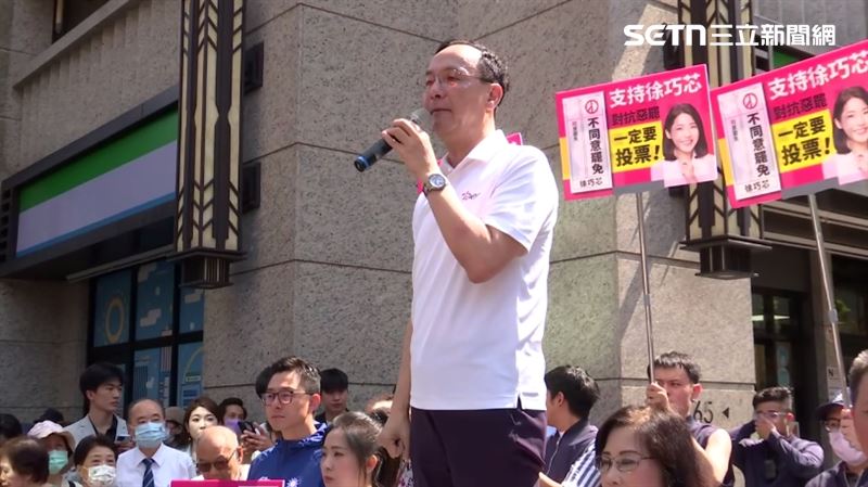 徐巧芯2日在台北永春市場進行「反惡罷 戰獨裁」街講,朱立倫站台助講。(圖/翻攝畫面)