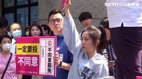 ▲徐巧芯2日在台北永春市場進行「反惡罷 戰獨裁」街講，朱立倫站台助講。（圖／翻攝畫面）
