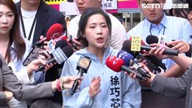 ▲徐巧芯2日在台北永春市場進行「反惡罷 戰獨裁」街講，朱立倫站台助講。（圖／翻攝畫面）