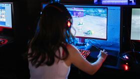 線上遊戲，少女（示意圖／pixabay)