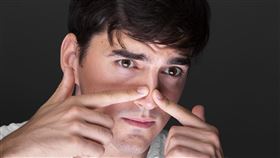 挖鼻孔。(圖/Freepik)