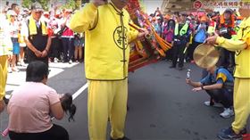 白沙屯媽祖進香，梧棲，母親抱病童，跪地，鑾轎輕觸賜福，幼兒園小朋友跪地，鑽轎腳(圖／翻攝畫面)