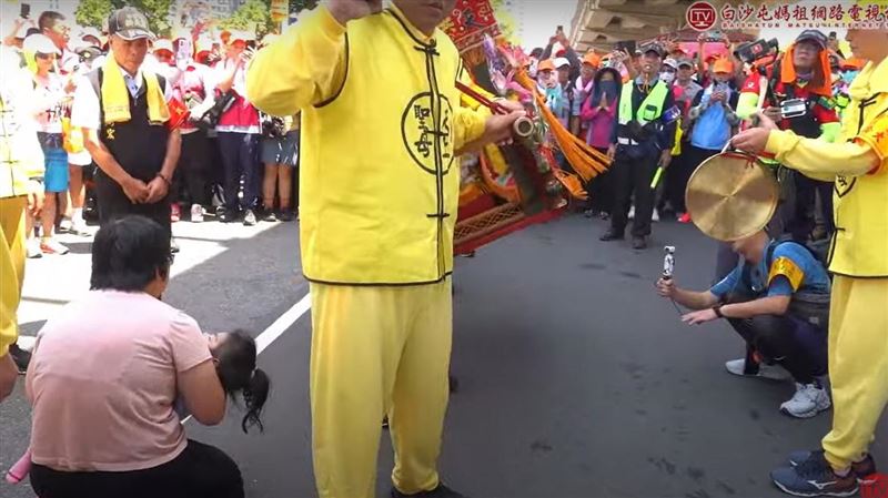 母抱癲癇女跪地　白沙屯媽祖急停輕觸安撫