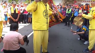 母抱癲癇女跪地　白沙屯媽祖急停輕觸安撫