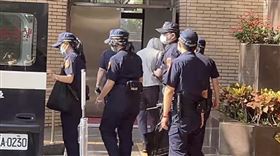 ▲保母虐死剴剴案開庭，劉彩萱、劉若庭遮臉進入法庭。（圖／翻攝畫面）