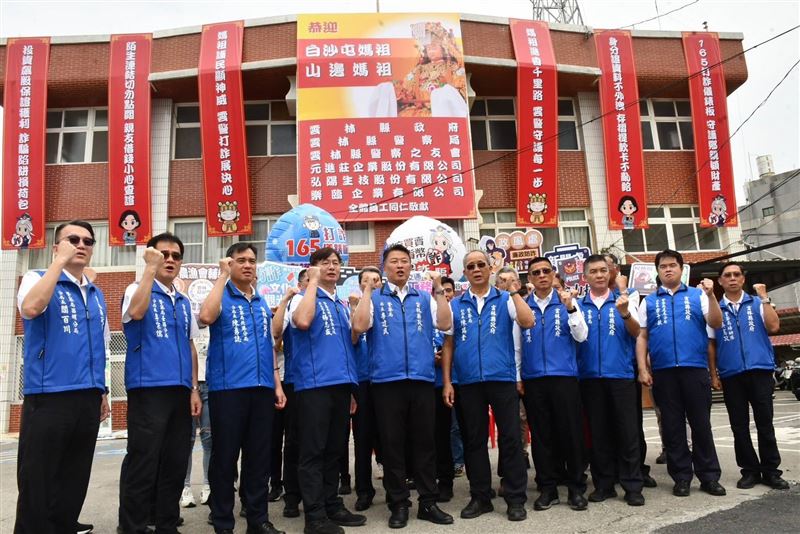雲林縣警察局全國首創,派出所高掛融入宗教元素與防詐標語。(圖/翻攝畫面)