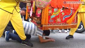 媽祖鑾轎輕輕貼著阿伯的背，為他加持。（圖／翻攝自白沙屯媽祖網路電視台）

