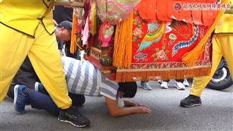 媽祖經阿伯突煞車 網見「揉背1分鐘」爆淚