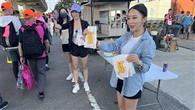 白沙屯媽祖 蔡良慶發放蘿蔔糕 （圖／翻攝自蔡良慶臉書）