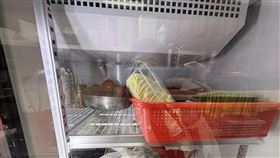 ▲民眾指出麻辣火鍋店供應的冰淇淋內有碎玻璃，北市衛生局稽查揪5缺失。（圖／北市衛生局提供）