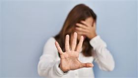 機場女保全身材太好！色男「接機變接近」，下半身偷頂她下體。（翻攝freepik圖庫）