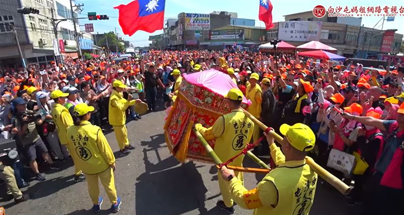 張麗善與福安宮主委持香跪拜,邀請白沙屯媽祖停駕,不料鑾轎沒轉彎反而加速離開。(圖/翻攝自白沙屯媽祖網路電視台YT)