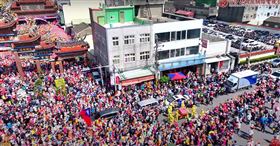 推開爐主，搶C位，張麗善「擋路攔轎」，白沙屯媽祖，直衝離開，彰化伸港，福安宮(圖／翻攝自白沙屯媽祖網路電視台YT)