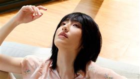 藝人柯佳嬿走出螢光幕的生活一樣精彩。（圖／Marie Claire 美麗佳人提供）