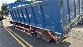 卡車左後輪陷入天坑中。（圖／翻攝畫面）