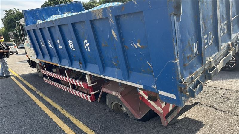 卡車的左後輪陷入天坑中。(圖/翻攝畫面)
