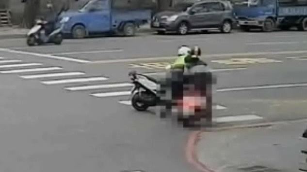 員警跳車攔下王姓通緝犯,一旁有騎士路過加入協助。(圖/翻攝畫面)