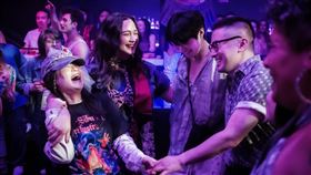 ▲新版《囍宴》以兩對同志情侶為主軸。（圖／UIP提供） 