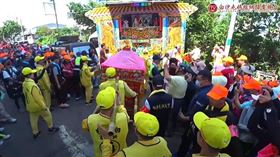 ▲媽祖娘娘停下腳步，往戲台靠近，觀看布袋戲。（圖／翻攝自白沙屯媽祖網路電視台 YouTube頻道） 