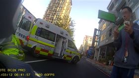 恍神闖紅燈，撞死29歲工程師，車禍驚悚畫面曝，闖紅燈撞飛，肇事男叼菸，事不關己(圖／翻攝畫面)